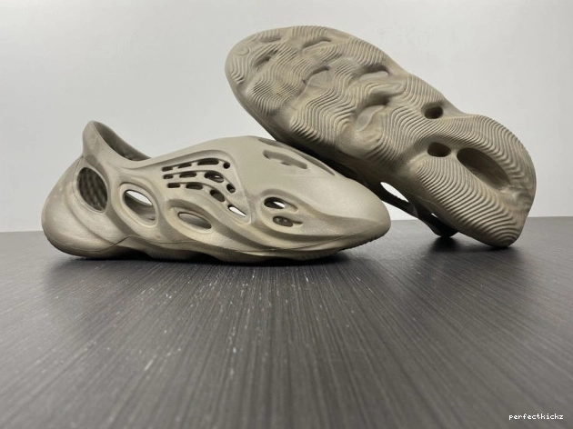 Stone Foam Yeezy RNNR Adidas GX4472 Sage 0802